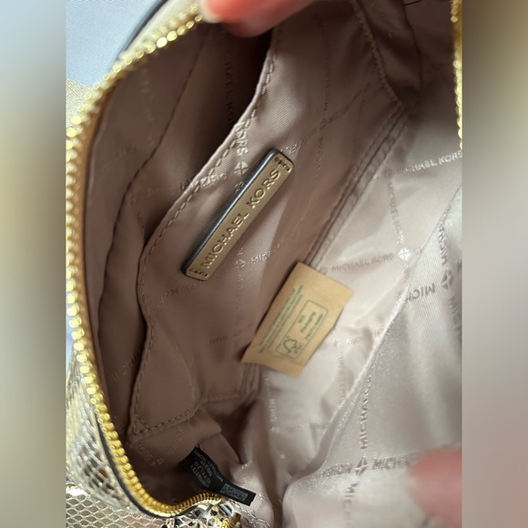 MICHAEL KORS MAISIE 2 IN 1 SMALL CAMERA  CROSSBODY BAG  EXOTIC PRINT PALE GOLD - Picture 4 of 5